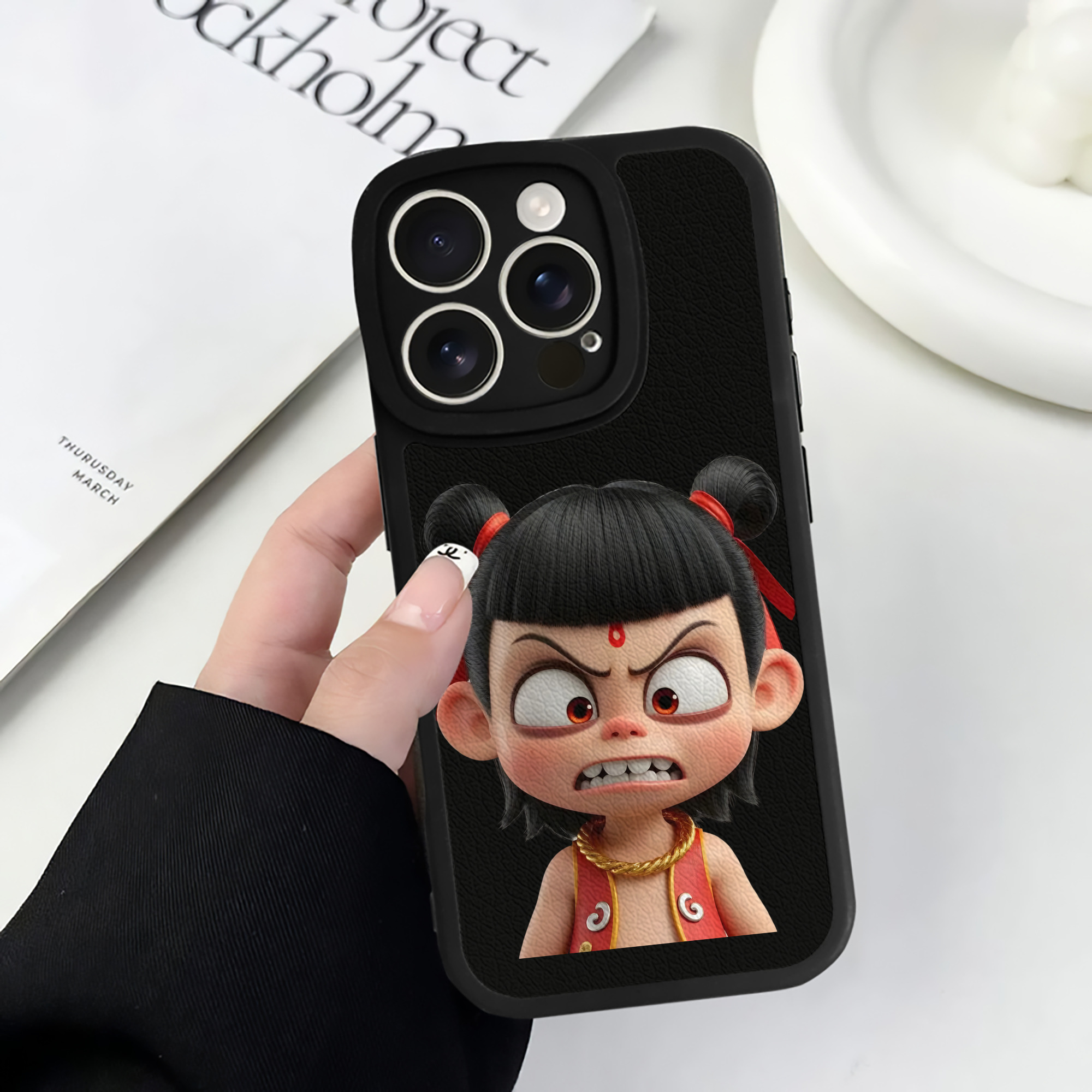 （画像用） Ne Zha 2 ナタ 魔童の大暴れ 【iPhone 16シリーズ対応】シリコンスマホケース（レザー調） 材質：シリコン
